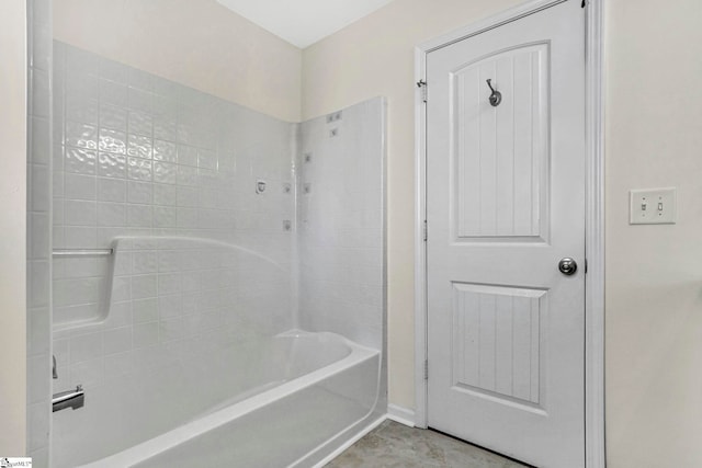 bathroom with washtub / shower combination