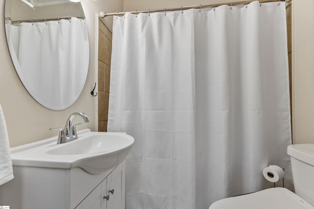 full bath with toilet, a shower with curtain, and vanity