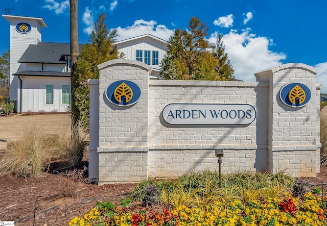 view of community / neighborhood sign