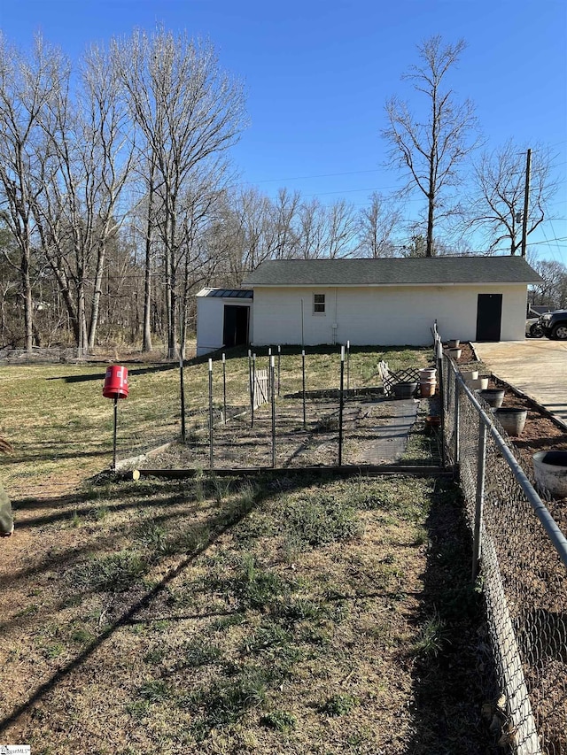 view of yard featuring an outbuilding and fence