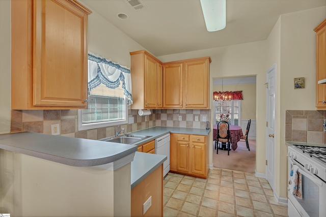 kitchen with visible vents, decorative backsplash, a sink, white appliances, and a peninsula