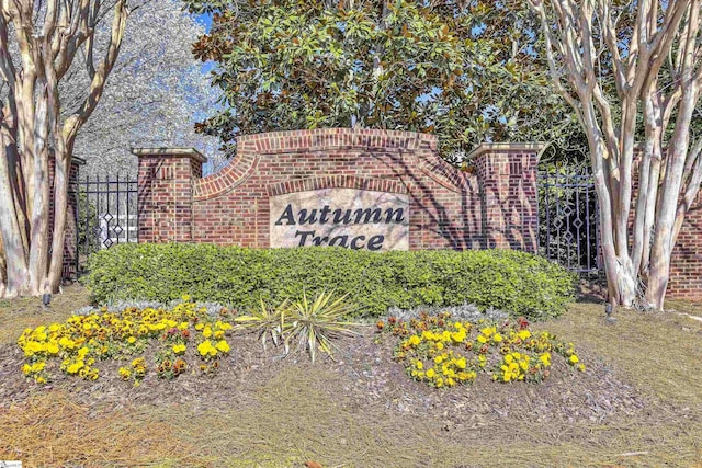 community / neighborhood sign with fence