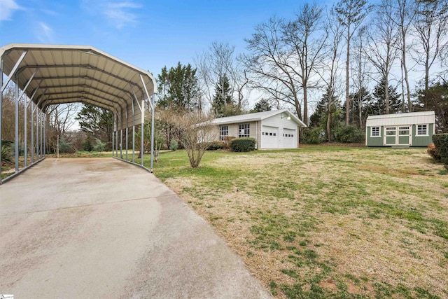 view of front of home featuring driveway, a front lawn, a carport, and an outdoor structure