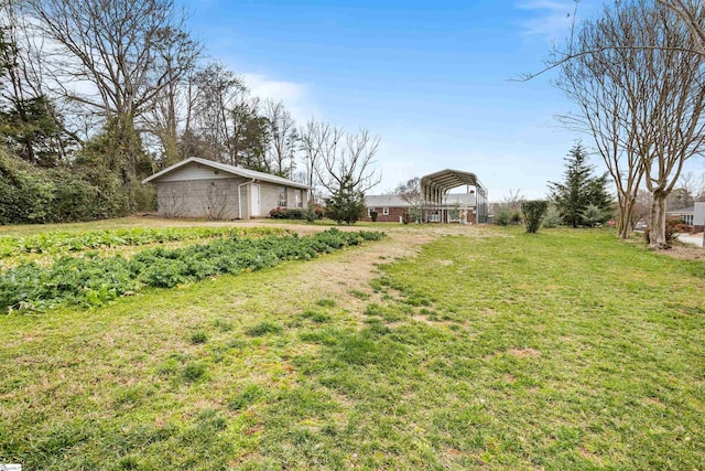 view of yard with a detached carport