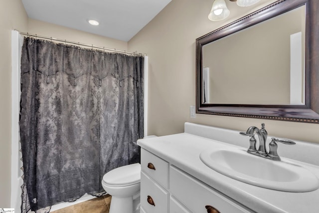 full bathroom featuring a shower with shower curtain, vanity, and toilet