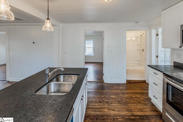 kitchen featuring electric stove, a sink, dark wood finished floors, and white cabinets