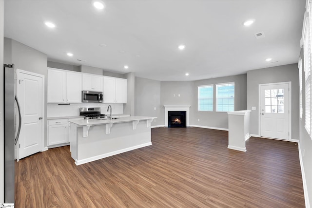 kitchen with visible vents, dark wood-style floors, appliances with stainless steel finishes, open floor plan, and recessed lighting