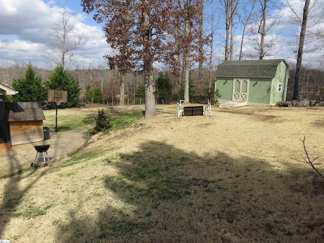 view of yard featuring an outdoor structure and a shed