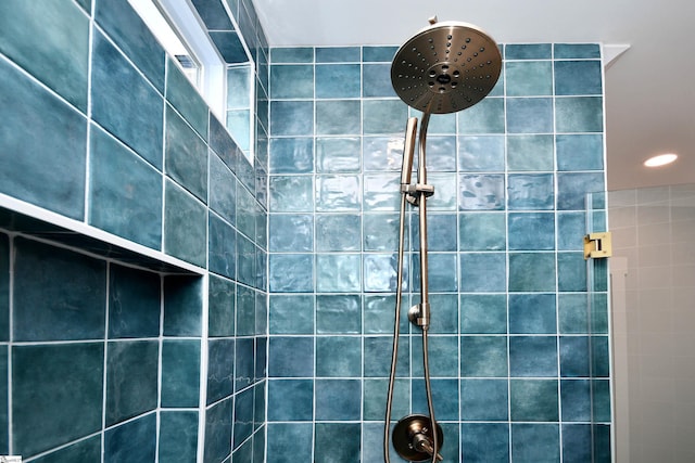 full bath with tiled shower