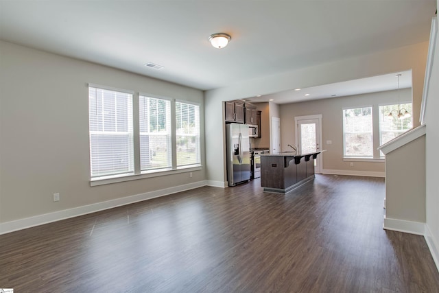 living area with dark wood-style floors, baseboards, visible vents, and recessed lighting