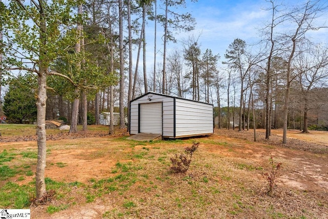 view of yard with an outdoor structure