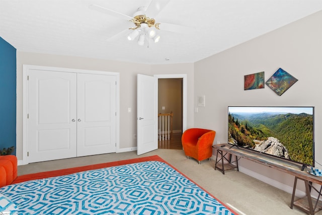 carpeted bedroom featuring baseboards, a ceiling fan, and a closet