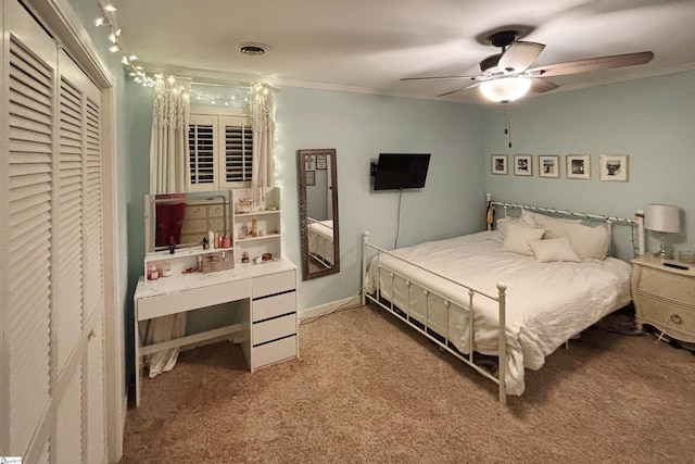 bedroom with carpet, visible vents, ornamental molding, and a closet