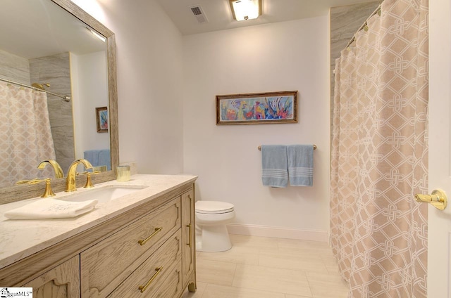 full bathroom with toilet, a shower with shower curtain, vanity, visible vents, and baseboards