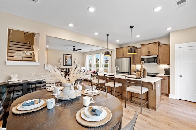 dining room featuring a ceiling fan, recessed lighting, visible vents, and light wood-type flooring