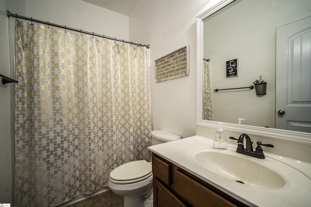 full bath featuring a shower with shower curtain, toilet, and vanity