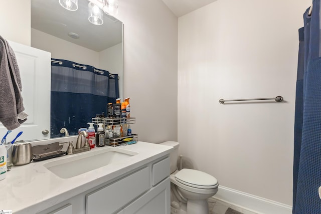 full bath featuring curtained shower, toilet, vanity, and baseboards