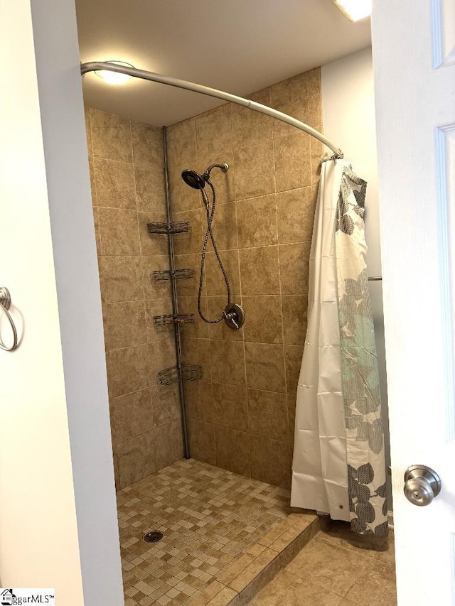 bathroom featuring tiled shower