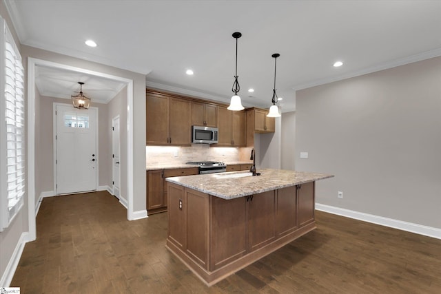 kitchen featuring a sink, backsplash, crown molding, appliances with stainless steel finishes, and dark wood-style flooring