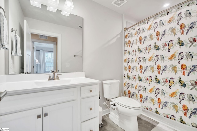 full bath featuring visible vents, curtained shower, toilet, and vanity