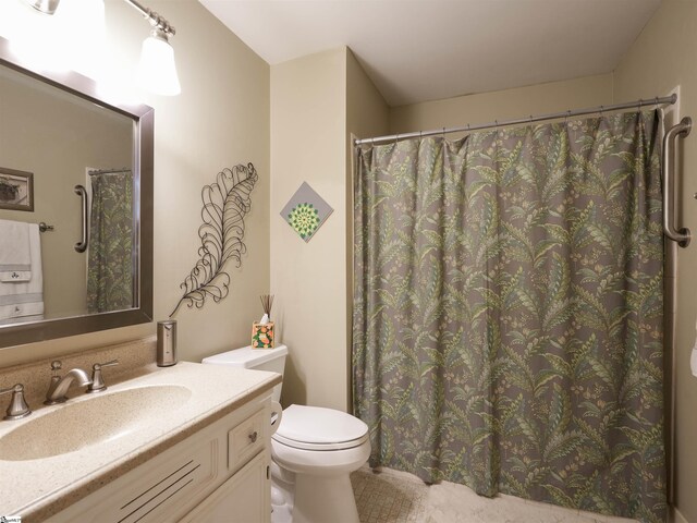 full bath with toilet, curtained shower, and vanity