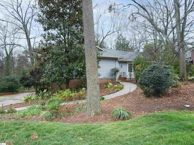 view of front of property with a front yard and roof with shingles