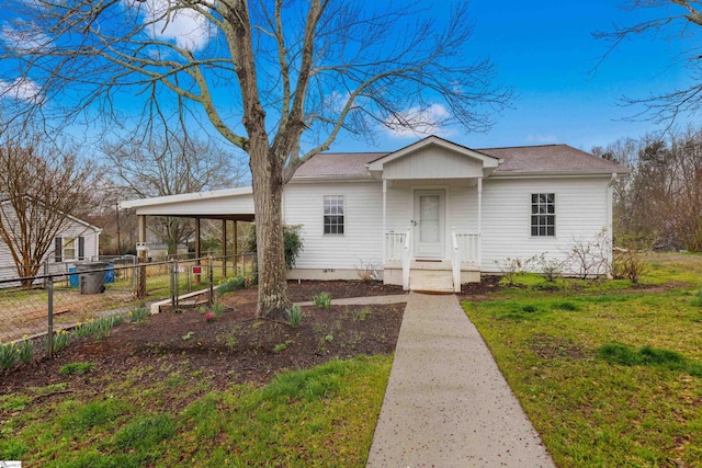 view of front of property featuring crawl space, roof with shingles, a front lawn, and fence