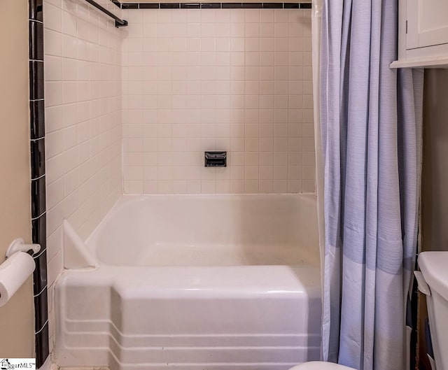 full bathroom featuring toilet and shower / tub combo with curtain