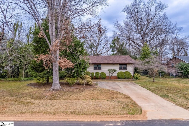 view of front of home featuring a front yard