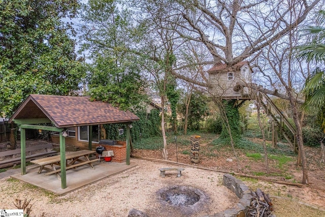 view of yard featuring an outdoor structure and a patio area