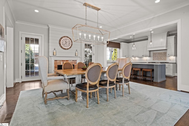 dining room featuring dark wood finished floors, recessed lighting, crown molding, and baseboards