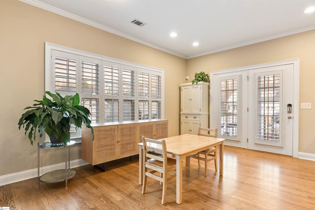 dining space with visible vents, ornamental molding, recessed lighting, light wood finished floors, and baseboards