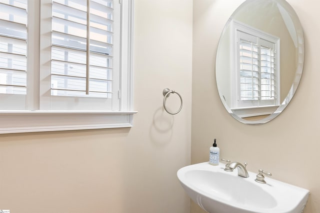 bathroom featuring a sink