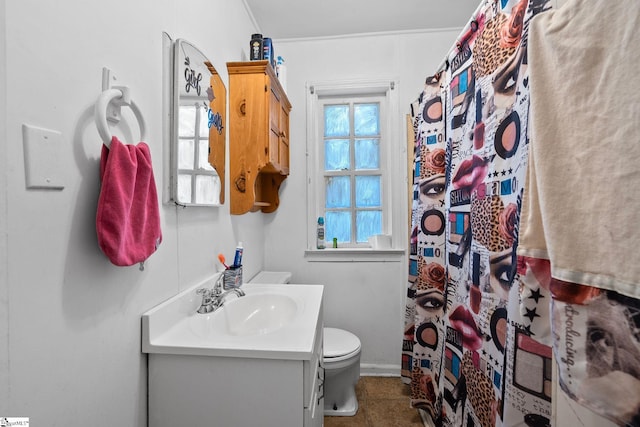 full bathroom featuring vanity, a shower with shower curtain, and toilet