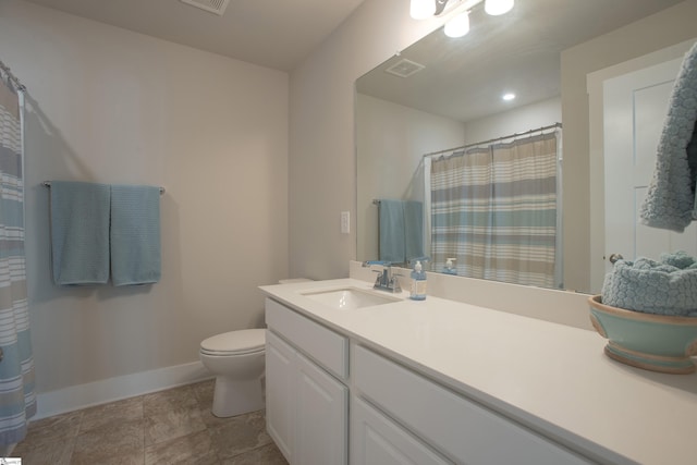 bathroom featuring vanity, a shower with curtain, baseboards, visible vents, and toilet