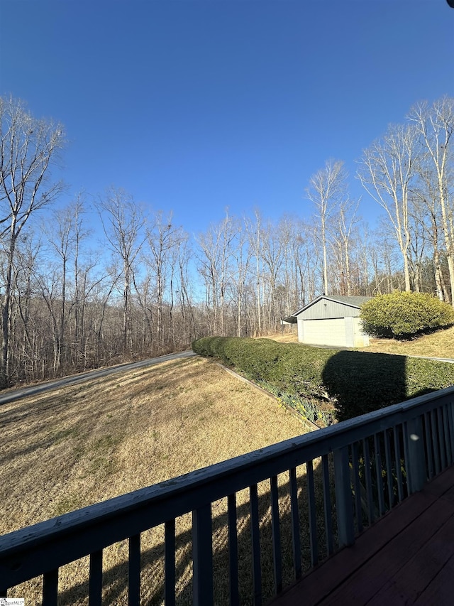 view of yard with an outdoor structure