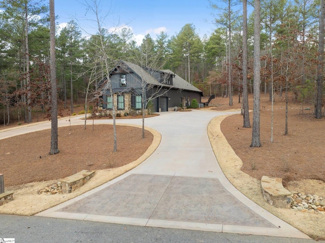 view of front of property featuring curved driveway