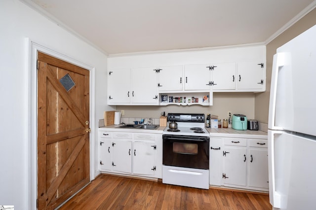 kitchen featuring a sink, wood finished floors, electric range oven, freestanding refrigerator, and crown molding