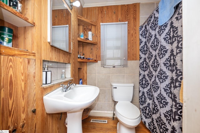 full bathroom with visible vents, curtained shower, toilet, and wood finished floors