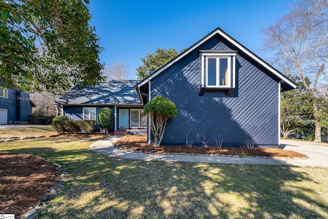 mid-century modern home with a front lawn