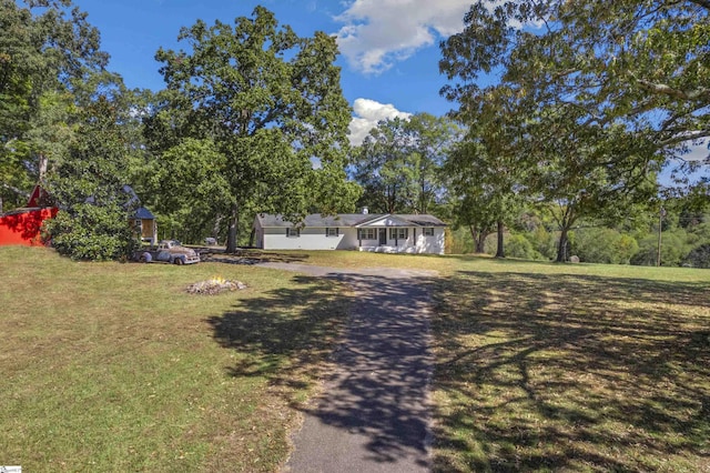 view of front of property featuring a front lawn