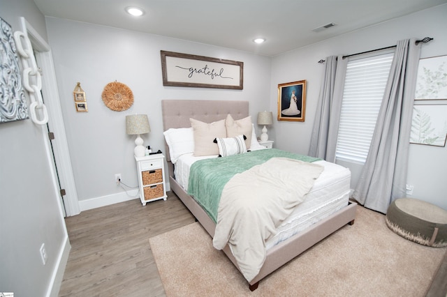 bedroom featuring visible vents, multiple windows, recessed lighting, light wood-style floors, and baseboards