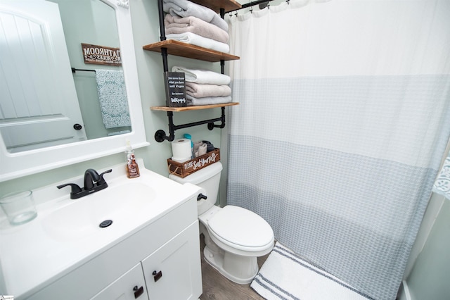 full bath featuring vanity, curtained shower, toilet, and wood finished floors