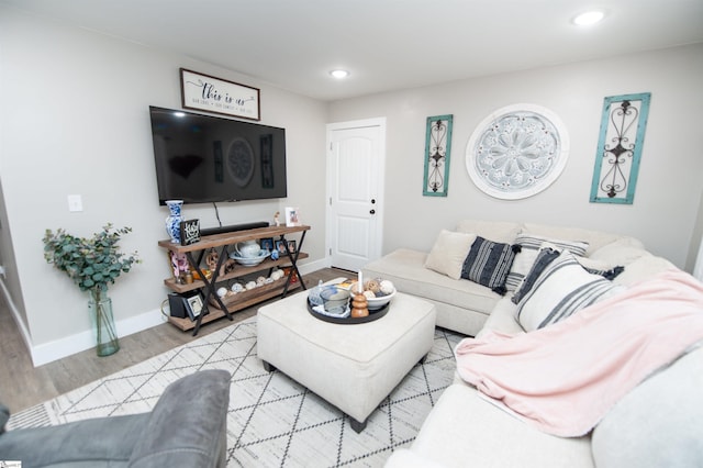 living area featuring light wood finished floors, recessed lighting, and baseboards