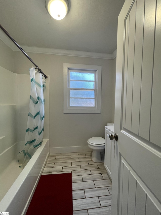 full bath with toilet, baseboards, shower / tub combo with curtain, and ornamental molding