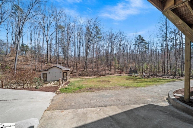 view of yard with an outbuilding