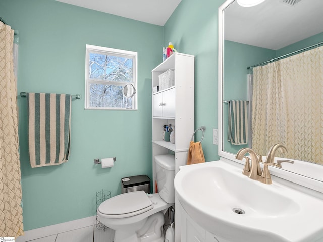 full bathroom with a sink, visible vents, toilet, and a shower with curtain