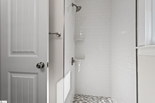 bathroom featuring a tile shower