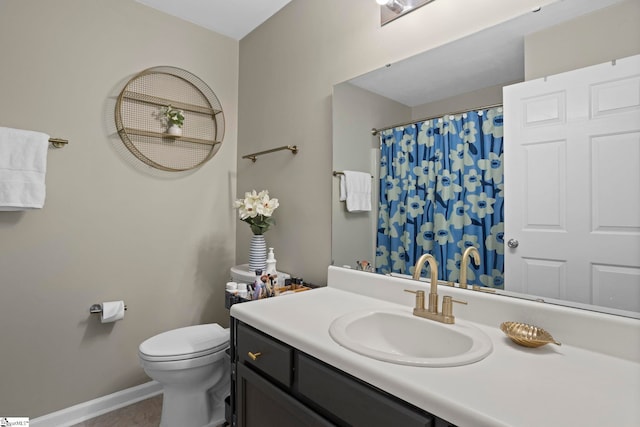 full bathroom with a shower with shower curtain, baseboards, toilet, and vanity