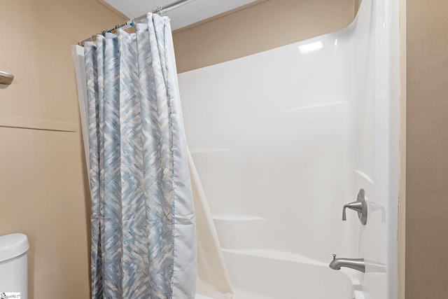 full bath with toilet and shower / bath combo with shower curtain